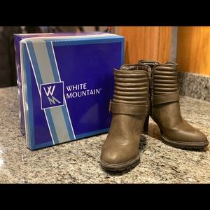 White Mountain Advice Booties sz 9.5